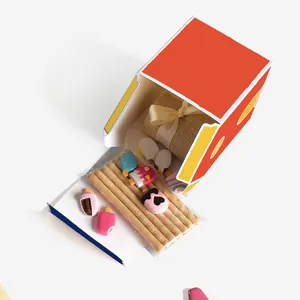Modelli in miniatura di gelati colorati e biscotti in una scatola regalo a casa