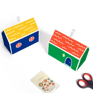 Scatole regalo colorate a forma di casa per biscotti con nastri e biglietti