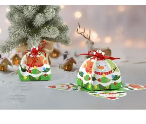 Vista detallada de las cajas de regalo de Navidad triangulares con reno y muñeco