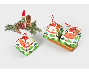 Detalle de cajas navideñas piramidales con estampados de muñecos de nieve y cintas rojas