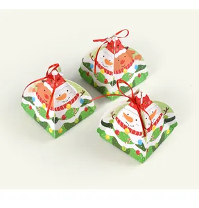 Tres cajas de regalo de Navidad piramidales con motivos de muñeco de nieve y reno