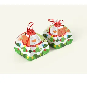 Detalle de cajas navideñas de pirámide con cintas rojas y motivos festivos animados