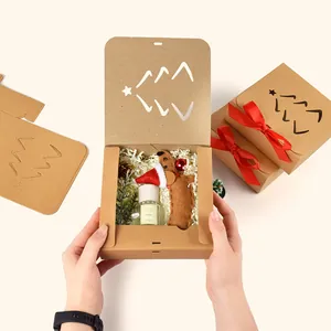 Scatola regalo di Natale in carta kraft con design albero traforato e fiocco rosso