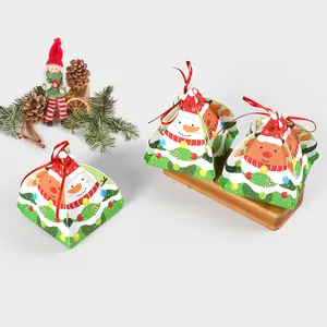 Cajas de regalo de Navidad triangulares con motivos de muñeco de nieve y cintas rojas