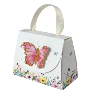 Weiße Geschenkschachtel mit Blumenmuster und 3D-Schmetterling in Rosa und Gold