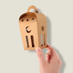 Scatola regalo in carta kraft a forma di lanterna Ramadan con ritagli di stelle e lune