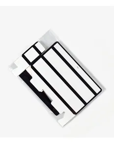 Plat zicht op de witte chocolade geschenkdoos in plastic verpakking met zwarte rand
