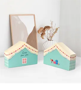Dettaglio della scatola regalo a forma di casa verde menta con testo 'Gift for you' e disegni