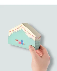 Dettaglio di piccola scatola regalo a forma di casa con stampe di cassette postali