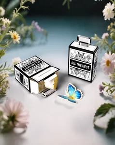 Detailansicht der luxuriösen Geschenkschachtel in Parfümflaschenform mit Blumenkunst