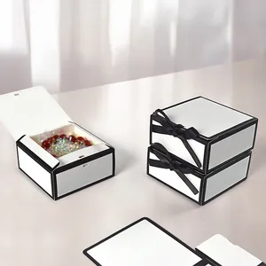Scatola regalo quadrata bianca minimalista con fiocco nero per confezione gioielli