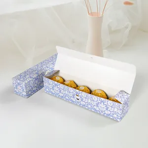 Elegante rechteckige Schokoladen-Geschenkbox mit blauem Blumenmuster und Schleife