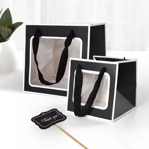 Sacchetto regalo quadrato minimalista con finestra trasparente e finitura nera bordata