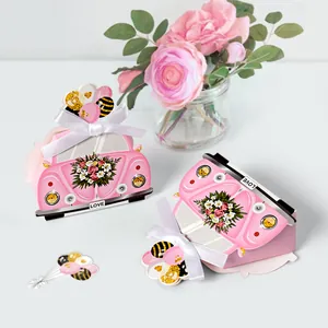 Roze trouwauto geschenkdoos met bloemenprint en een wit zijden lint als strikje