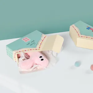 Peluche rosa in confezione regalo verde menta a forma di casa con scritta decorativa