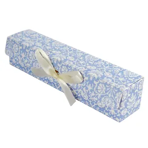 Elegante rechteckige hellblaue Geschenkbox mit Blumenmuster und weißer Satinschleife