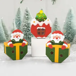 Dreiteilige Weihnachtsgeschenkboxen mit Weihnachtsmann und Tannenbaum auf Kunstschnee