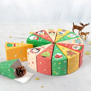 Weihnachtliche dreieckige Geschenkboxen im Torten-Design mit bunten Feiertagsmotiven