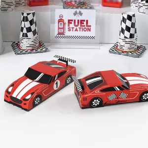 Raceauto thema feestgeschenkdoos met klassieke rode racestrepen en geblokte vlag design