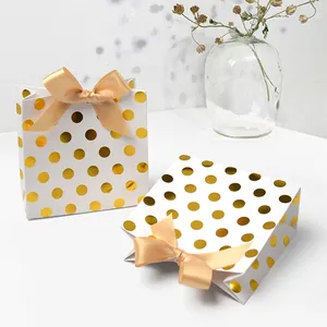 Sacchetti regalo bianchi minimalisti con pois dorati e fiocchi di nastro di raso champagne