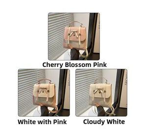 Trois variantes de petits sacs à dos carrés en rose et blanc avec charms en cœur