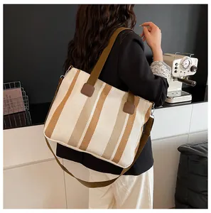 Detail der gestreiften Segeltuch-Tasche mit dicker Textur und verstellbarem Schultergurt
