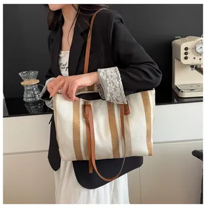 Moderner Canvas-Shopper mit vertikalen Streifen im lässigen Pendler-Straßenstil