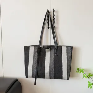 Minimalistische große Canvas-Einkaufstasche mit schwarz-weiß-grauen vertikalen Streifen für Alltag