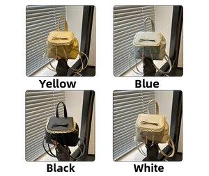 Détail montrant des mini sacs à dos style ballet en jaune, bleu, noir et blanc