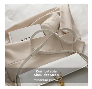 Détail du sac en cuir grainé blanc avec un élégant fermoir en métal doré géométrique