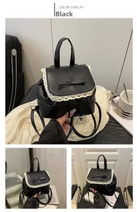 Détail d'un mini sac à dos en PU noir avec dentelle blanche et décoration de nœud