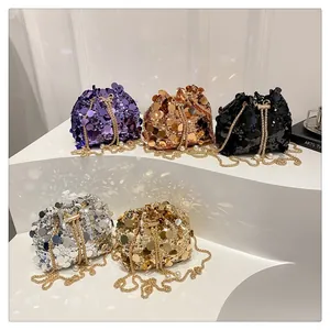 Dettaglio di borse a secchiello con paillettes in cinque colori e catena dorata lucida