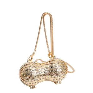 Pochette dorée en forme d'arachide avec cristaux brillants et bandoulière chaîne amovible