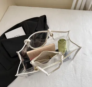 Vue détaillée montrant la grande capacité du sac fourre-tout transparent avec cordes