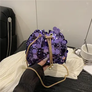 Sac seau élégant à paillettes violettes avec chaîne dorée et détails de perles