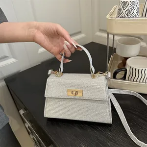 Silberne Glitzer Mini-Handtasche mit goldenem Drehverschluss und Schultergurt