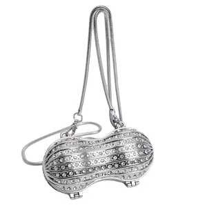 Mini sac de soirée en forme de cacahuète argentée avec strass brillants et chaîne serpent