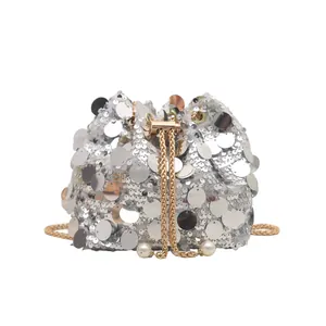 Sac seau à paillettes argentées avec cordon chaîne dorée et breloques perles élégantes