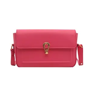 Petit sac bandoulière rose foncé texturé avec fermoir goutte doré élégant