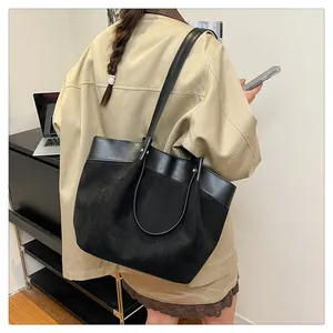 Detailansicht der schwarzen Wildleder- und Leder-Patchwork-Tote-Bag an einem Model