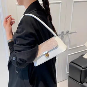 Sac sous le bras chic pour femmes en cuir blanc et rose croco avec boucle dorée rotative