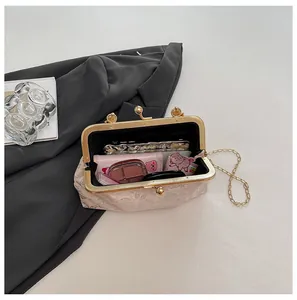 Détail du sac brodé à fleurs ouvert montrant la capacité intérieure et la chaîne dorée