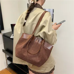 Braune Retro Canvas Patchwork Tote Bag mit doppelten Schulterriemen am Modell