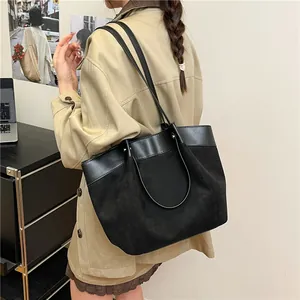 Schicke schwarze Canvas-Tragetasche mit großer Kapazität für Damen am Modell