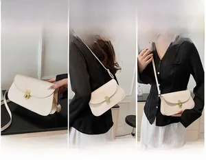 Trois façons de porter ce sac à main blanc crème en bandoulière, à l'épaule ou à la main
