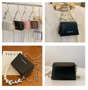 Détails du mini sac bandoulière avec poignée en perles et chaîne métallique