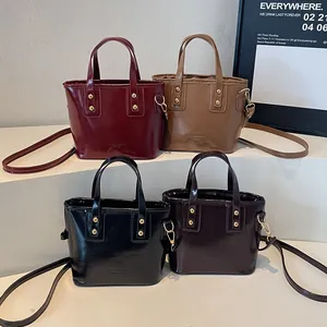 Borsa Quadrata Mini in Pelle PU Lucida da Donna Con Rivetti Borsa a Mano Tracolla Regolabile Borsa a Spalla Casual Moda