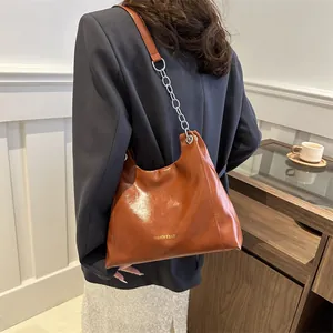 Sac fourre-tout en cuir ciré marron avec bandoulière chaîne et texte de mode chic