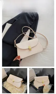 Détail du sac selle beige en similicuir avec fermoir doré et bandoulière assortie