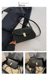 Vue détaillée du sac besace noir avec fermoir rotatif doré et bandoulière élégante